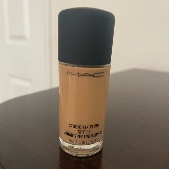 MAC Studio Fix Fluid SPF15 - NC38 30ml - Picture 2 of 3